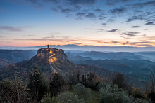Panorama Con Vista Di Civita Di Bagnoregio  Arroccata Sul Cucuzzolo All’alba