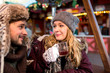 Paar Frau Mann hat Spaß auf dem Weihnachtsmarkt sieht sich verliebt an und lacht