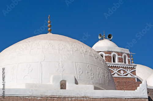 Fotografie, Obraz Una moschea bianca nella città vecchia di Sana'a, minareto, altoparlante, cupola