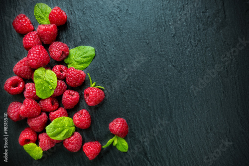 Fotografía Heap of raspberry on stone