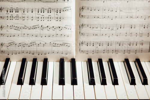 Plakat klawisze fortepianu i książka muzyczna