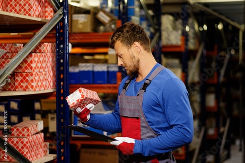 Fotografía Worker on a automotive spare parts warehouse