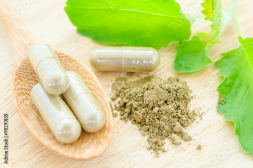 Fotografia herbal medicine in capsules.
