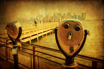 Fototapete - nostalgisch texturiertes Bild von Münzfernrohren auf Ellis Island mit Blick auf Manhattan, New York