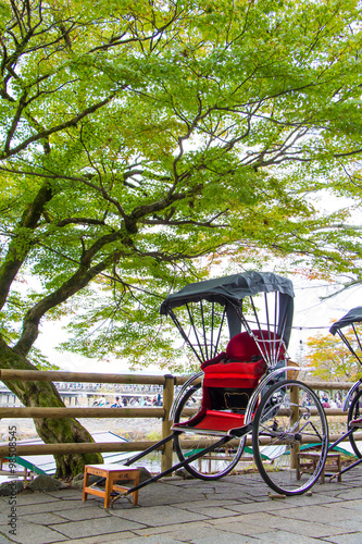 Fotografia, Obraz Pulled rickshaw with tree in Arashiyama