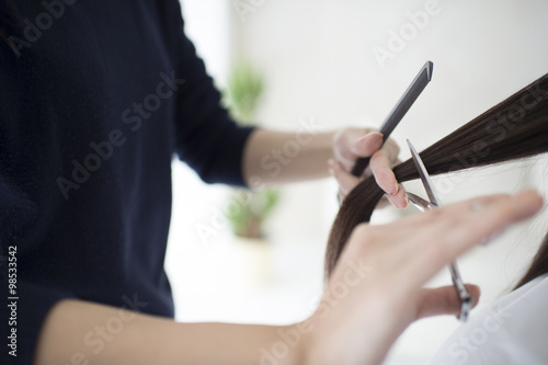 Fotografía Peluquería está tratando de cortar el pelo