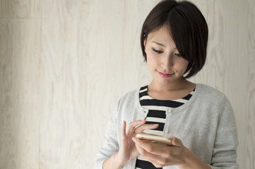 Japanese women have a smartphone