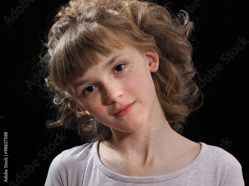 Portret Molodoj Devushki Podrostka Fon Chernyj Devushka Krasivaya S Interesnoj Pricheskoj Devushka Naklonila Golovu Na Bok I Nemnogo Ulybaetsya Buy This Stock Photo And Explore Similar Images At Adobe Stock