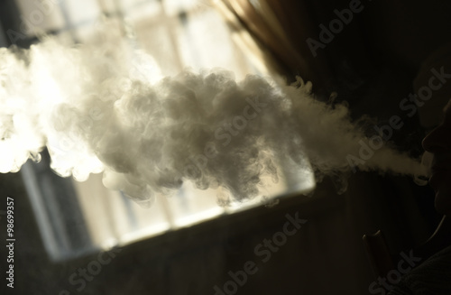 Zdjęcie XXL Dymi przez promień światła w ciemnym pokoju