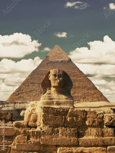 Obraz w ramie Beautiful profile of the Great Sphinx including pyramids