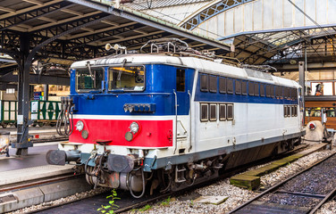 Canvas Print - Old French electric locomotive at Paris-Est station