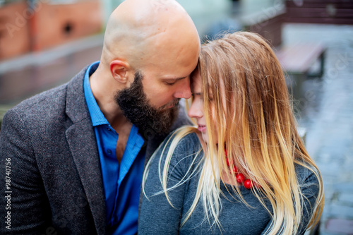 Fotografía Young couple sitting on a bench outdoors