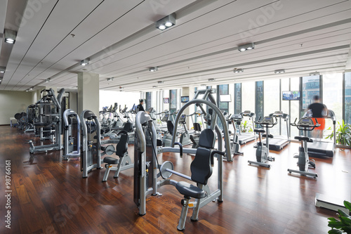 Fotografía apparatus and equipment in modern gym