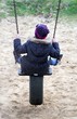 © andreasalexander - Kind auf der Schaukel von Hinten