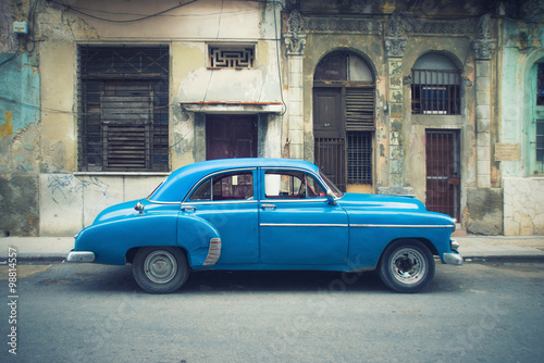 Naklejka na szybę Vintage car parked in Havana street