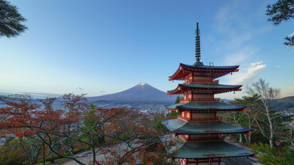 Fototapete - 4K Timelapse of Mt. Fuji with Chureito Pagoda at sunrise in autumn, Fujiyoshida, Japan
