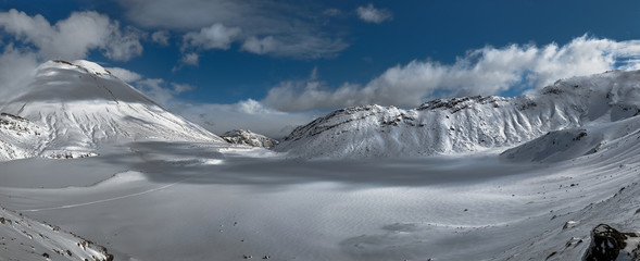 Wall Mural - Panoramic view of Mt. Ngauruhoe and neighboring mountain range along the Tongariro alpine crossing, Tongariro N.P., New Zealand.