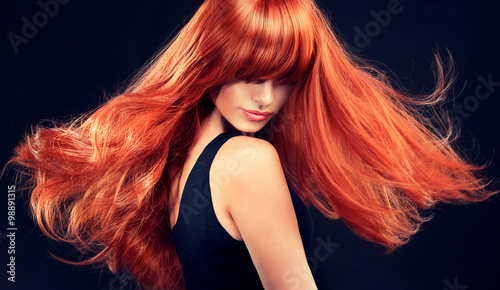 Plakat Piękna modelowa dziewczyna z długim czerwonym kędzierzawym włosy. Fryzura i kosmetyki