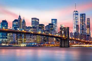 Fototapete - Brooklyn Bridge at and the Lower Manhattan skyline under a purple sunset