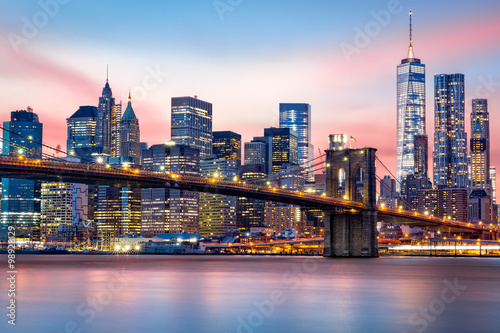 Naklejka na drzwi Brooklyn Bridge at and the Lower Manhattan skyline under a purple sunset