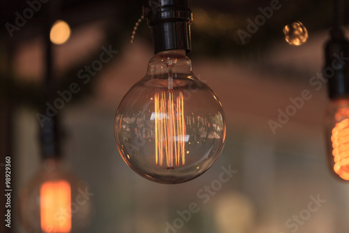 Cuadros en Lienzo Bombilla de luz iluminó ornamentales y colgando del techo en una cocina