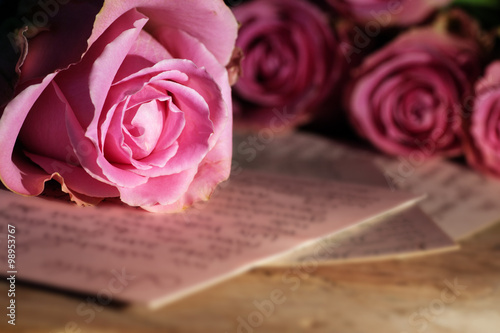 Lettre d'amour avec des roses Tableau sur Toile