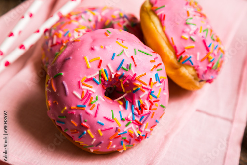 Obraz Dibond Pink donuts and a milkshake
