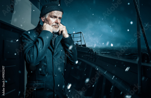 Fotografía Seemann klappt kragen hoch um sich vor wind zu schützen