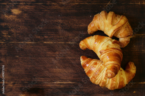 Fotografía traditional croissants with jam for breakfast