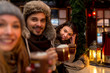 © Hanker - Flirt Mann Frau Paar in einer Apres-Ski-Hütte mit neuen Freunden