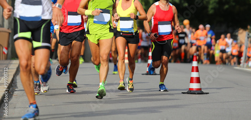 Fotomural male and female during the run of the marathon race