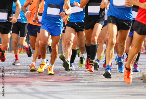 Fotografía runners while running marathon in the city