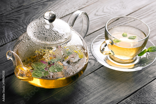 Fototapeta na wymiar Teapot and cup with flower tea