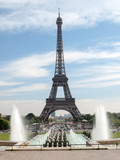 Fototapeta Paryż - Eiffel Tower seen from fountain at Jardins du Trocadero