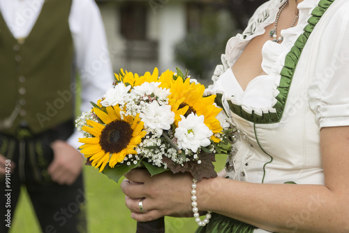 Brautstrauss Aus Sonnenblumen Kaufen Sie Dieses Foto Und Finden Sie Ahnliche Bilder Auf Adobe Stock Adobe Stock