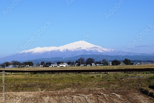 鳥海山 出羽富士 山形県の最高峰 標高2 236mの鳥海山 ちょうかいさん を撮影した写真です 日本百名山 日本百景 日本の地質百選に選定されている活火山です 鳥海山は 山頂に雪が積もった姿が富士山にそっくりなため 出羽富士 でわふじ と呼ばれ親しまれてい 鳥海山 出羽富士 山形県の最高峰 標高2 236mの鳥海山 ちょうかいさん を撮影した写真です 日本百名山 日本百景 日本の地質百選に選定されている活火山です 鳥海山は 山頂に雪が積もった姿が富士山にそっくりなため 出羽富士 でわふじ と呼ばれ親しまれてい