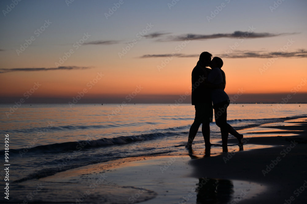 Para zakochanych na plaży w Bibione - Włochy - obrazy, fototapety, plakaty 