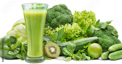 zielone-smoothie-i-sterta-zielonych-warzyw-w-tle