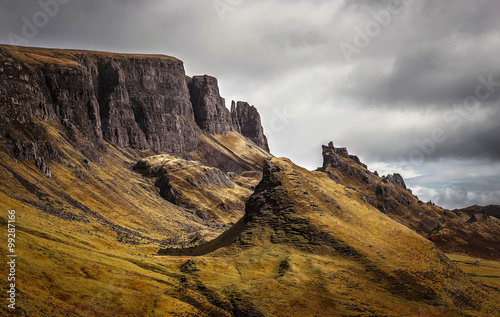 Fotografía The famous Quiraing on the Trotternish Peninsula on a cloudy day - Isle of Skye,