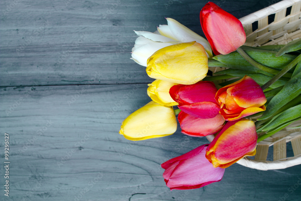 bukiet tulipanów na ciemnych drewnianych deskach - obrazy, fototapety, plakaty 
