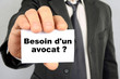 © Richard Villalon - Homme tenant une carte demandant besoin d'un avocat