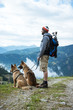 Wanderer mit seinen zwei Hunden im Salzburger Land/Österreich