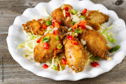 Fotomural Chicken wings in white plate ready to eat