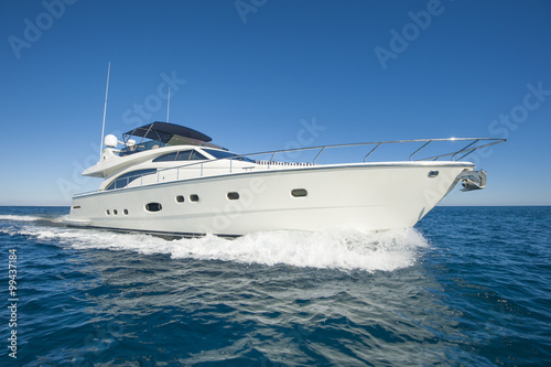 Dekoracja na wymiar  luksusowy-prywatny-jacht-motorowy-plywajacy-po-morzu