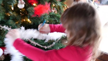 Canvas Print - enfant décorant le sapin