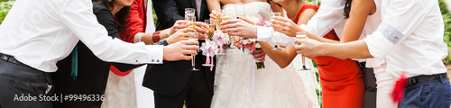 Fotografía guest clanging glasses at wedding party