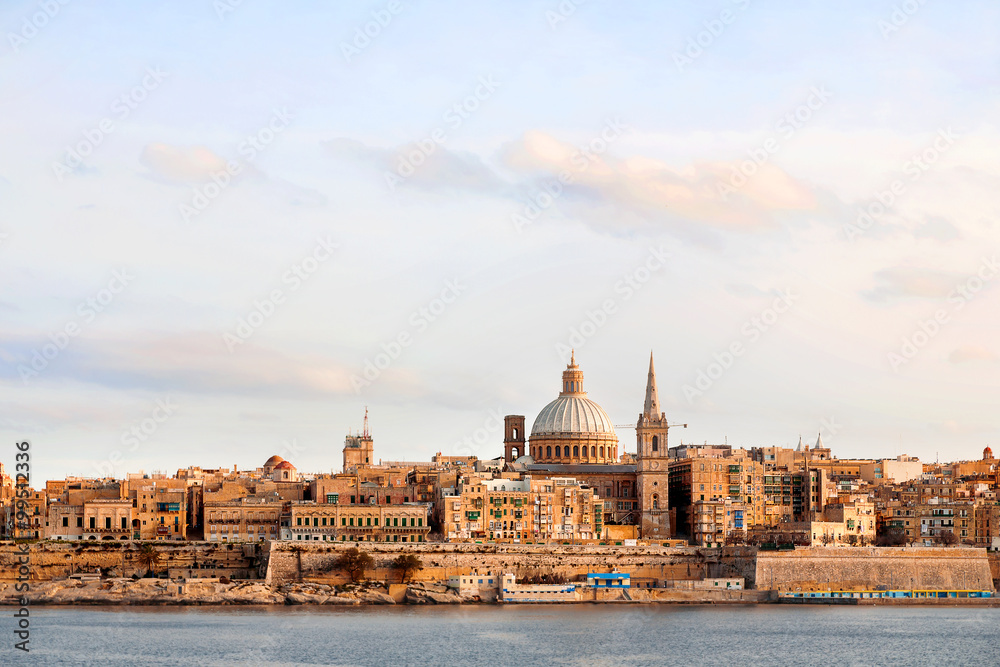 Obraz na płótnie Early winter morning in Valletta, Malta. St.Paul cathedral and other landmarks. w salonie