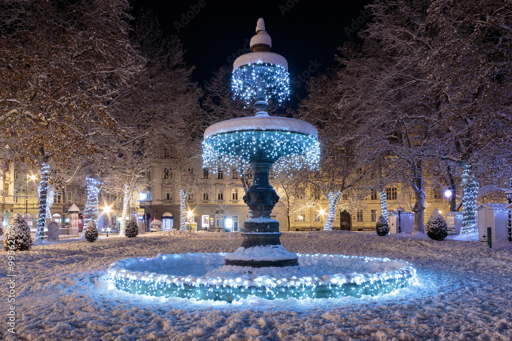 Obraz na płótnie Zrinjevac Fountain decorated by Christmas lights as part of Advent in Zagreb. Fountain is  known as The Mushroom. w salonie