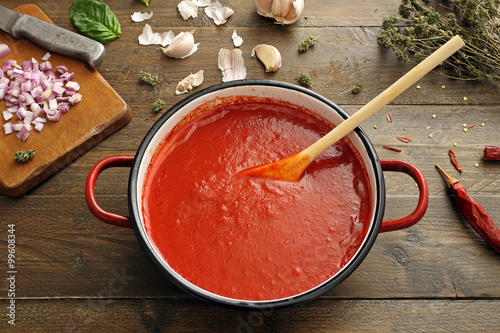 Fotografie, Obraz vista dall'alto sugo di pomodoro in padella di metallo sfondo tavolo rustico