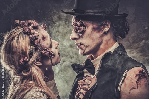 Fotografía Dressed in wedding clothes romantic zombie couple walking on the abandoned cemetery